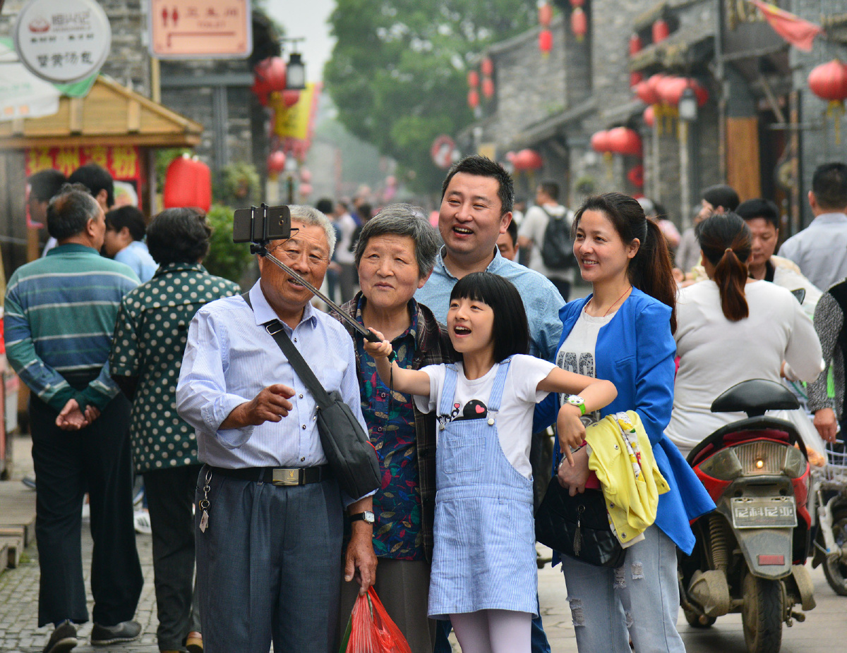 拍摄于江苏扬州东关街上,从外地赶来扬州旅游的这一家子三代人兴致
