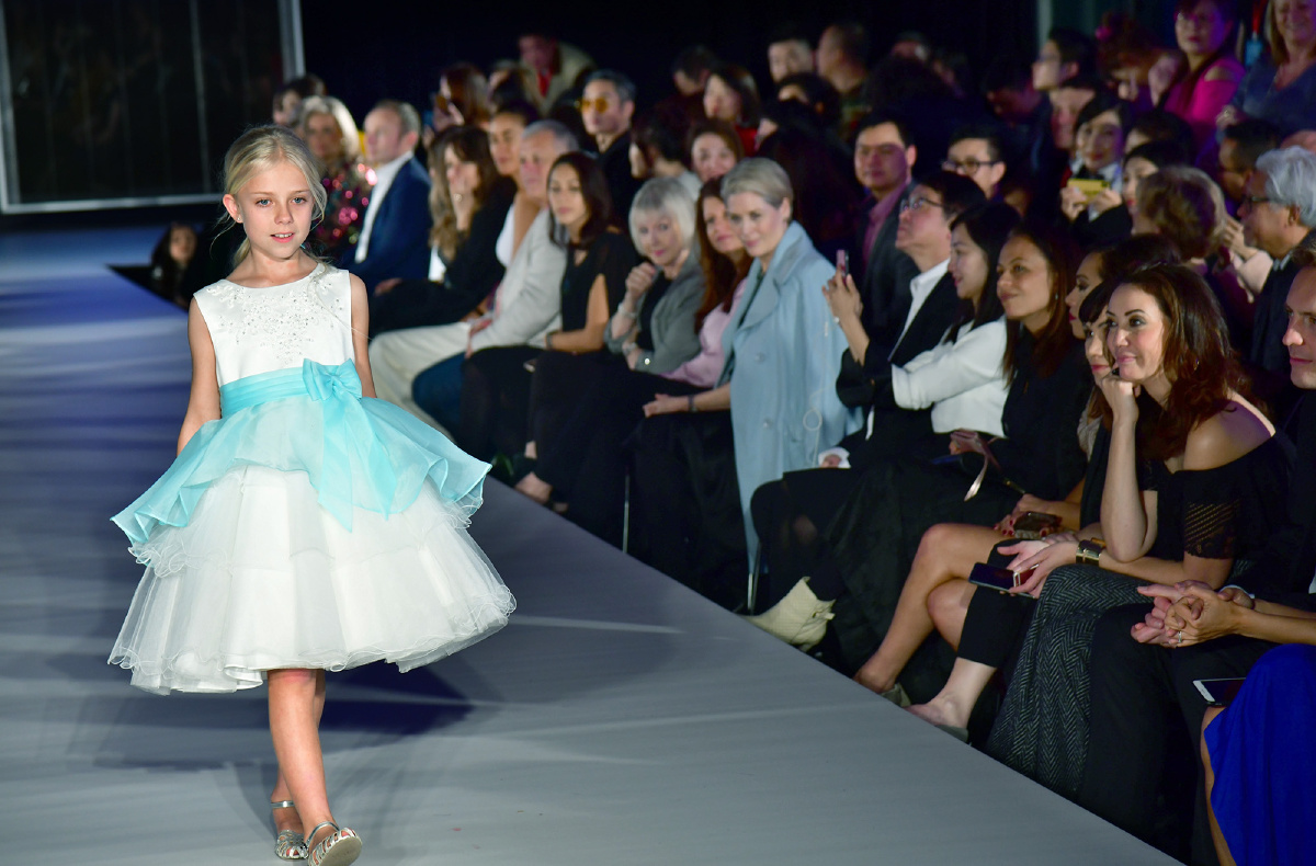 国际t台上的少儿童装秀组照20幅