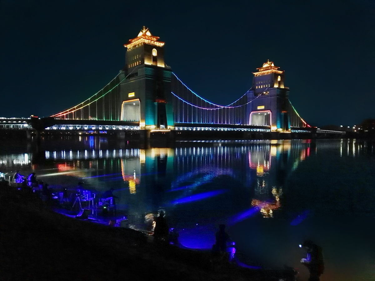 夜色下的万福大桥