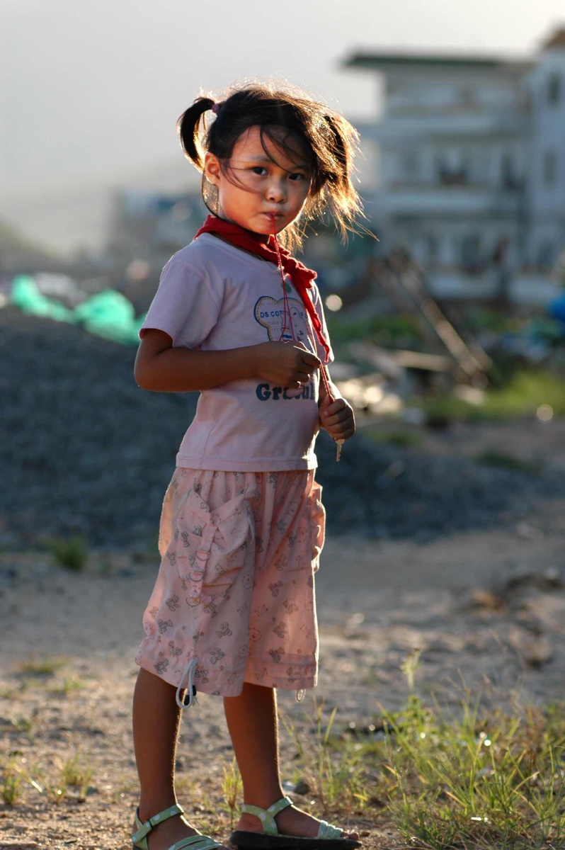 玩红绳子的小女孩