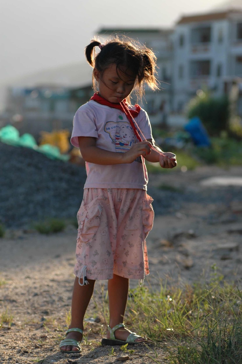 玩红绳子的小女孩