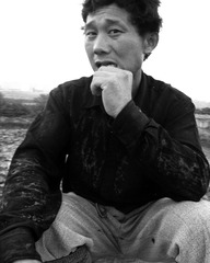 拍摄于2007年5月25日，湖北省武汉市汉阳区，汉蔡高速公路1标。工作一段时间后，一名工人在旁边临时休息，一脸莫名的状态看着我的相机。