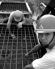 拍摄于2006年10月12日，湖北省武汉市汉阳区，汉蔡高速公路1标。这位小哥，大学毕业就来到工地，年仅21岁，他说工地虽辛苦，但可以学到东西。