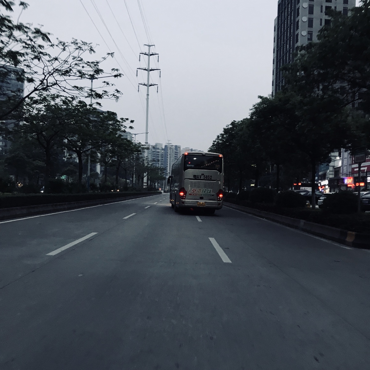 凌晨5点的广州公路