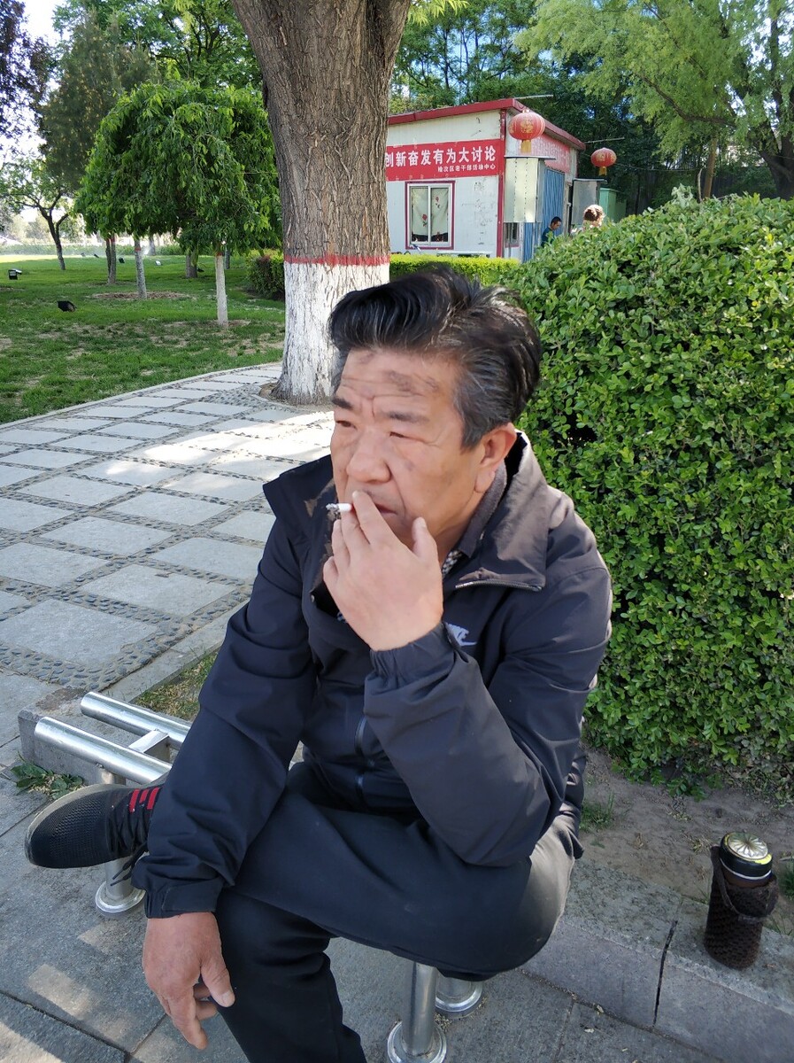房价不降烟戒不掉啊！