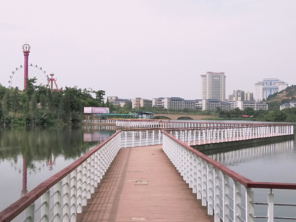 玫瑰湖公园一个湖上桥,构造独特.