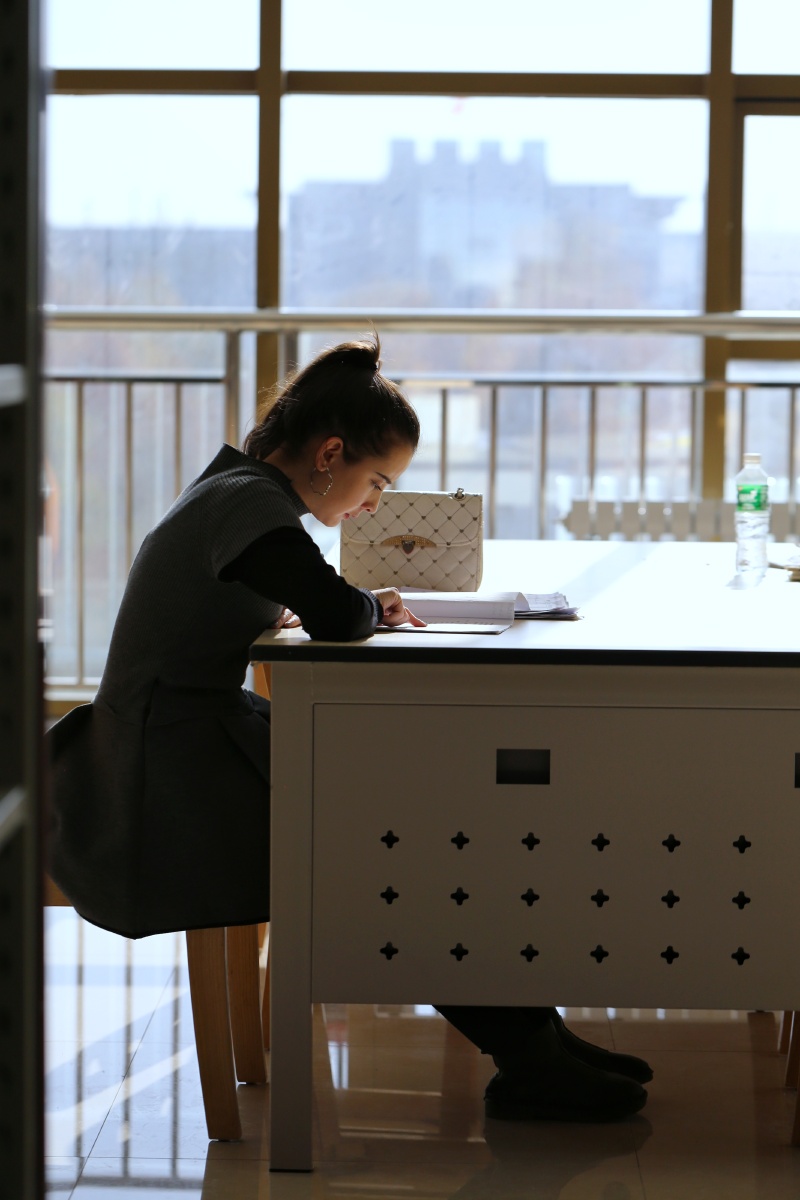 塔里木大学的民族女生