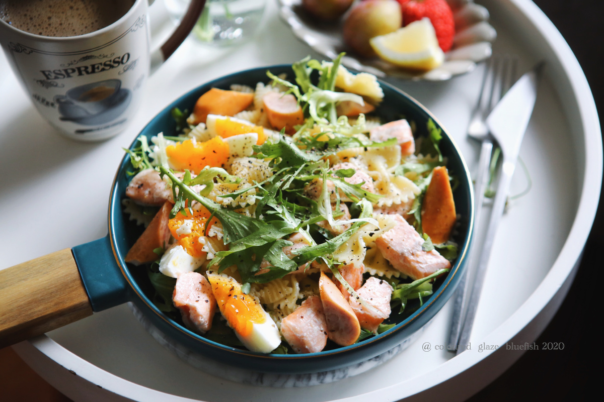 三文鱼火腿肠白煮蛋苦菊蝴蝶意面沙拉 - 蓝色琉璃鱼 - 图虫