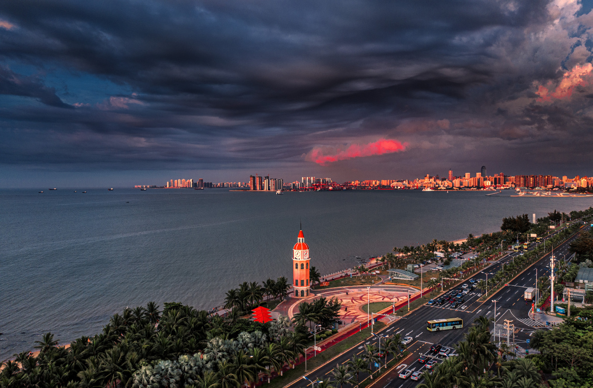 夏日的滨海黄昏海南省海口市西海岸滨海带状公园观海口路段
