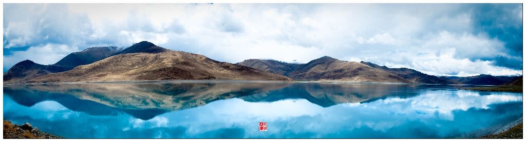 汽车沿着羊卓雍错继续向西开，当看到这段景色的时候我简直不敢相信自己的眼睛，实在是美的令人窒息。急忙招呼司机停下车，从公路上翻过栅栏下到湖边拍照。可惜光线比较复杂，测光做得不够准确，留下了遗憾。