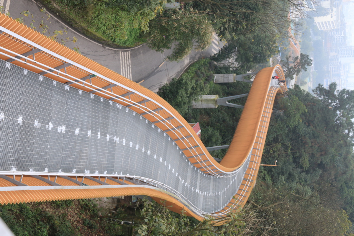 城市滨水区建造生态驳岸与亲水栈道选用天然石材与木材营建天然亲水体会。