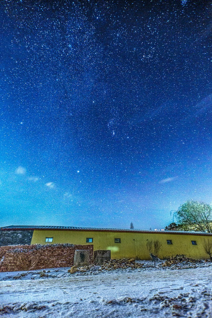 猎户座，冬季星空中最明亮的星座之一，却在后半夜才缓缓升起，俯瞰着全天。渺小的我在地面上遥望他。