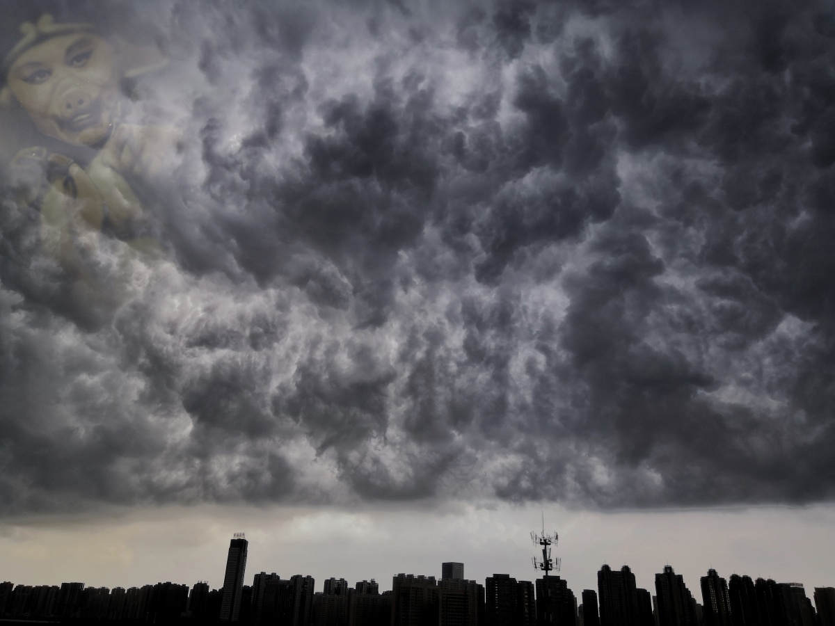 哈哈哈把前几天阴云密布的照片做一个猪八戒下凡的效果