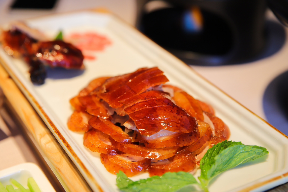 枣红油亮的北京烤鸭