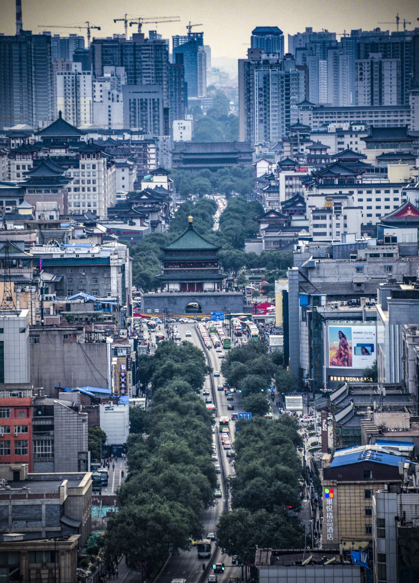 历史在西安叠加,钟楼的周围高楼林立,这是历史的叠加,是这座
