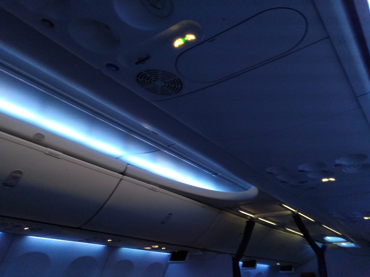 飞机上的灯真好看啊