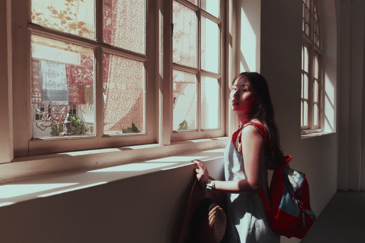 午后阳光从窗边流入