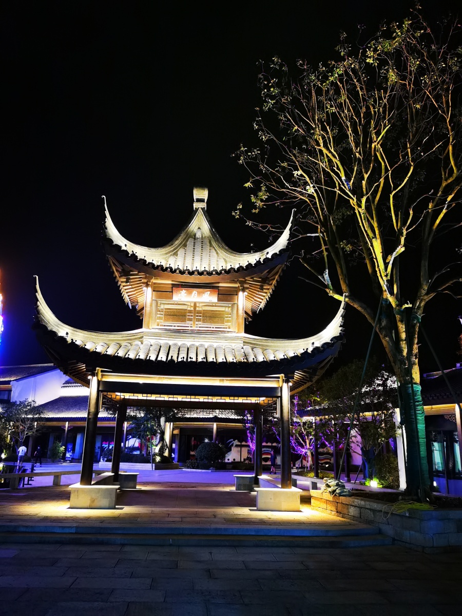 夜幕下的雅达阳羡溪山小镇