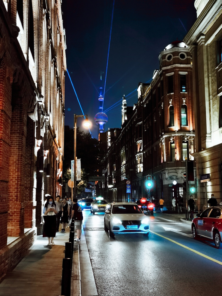 夜幕下从北京东路看美丽的东方明珠塔