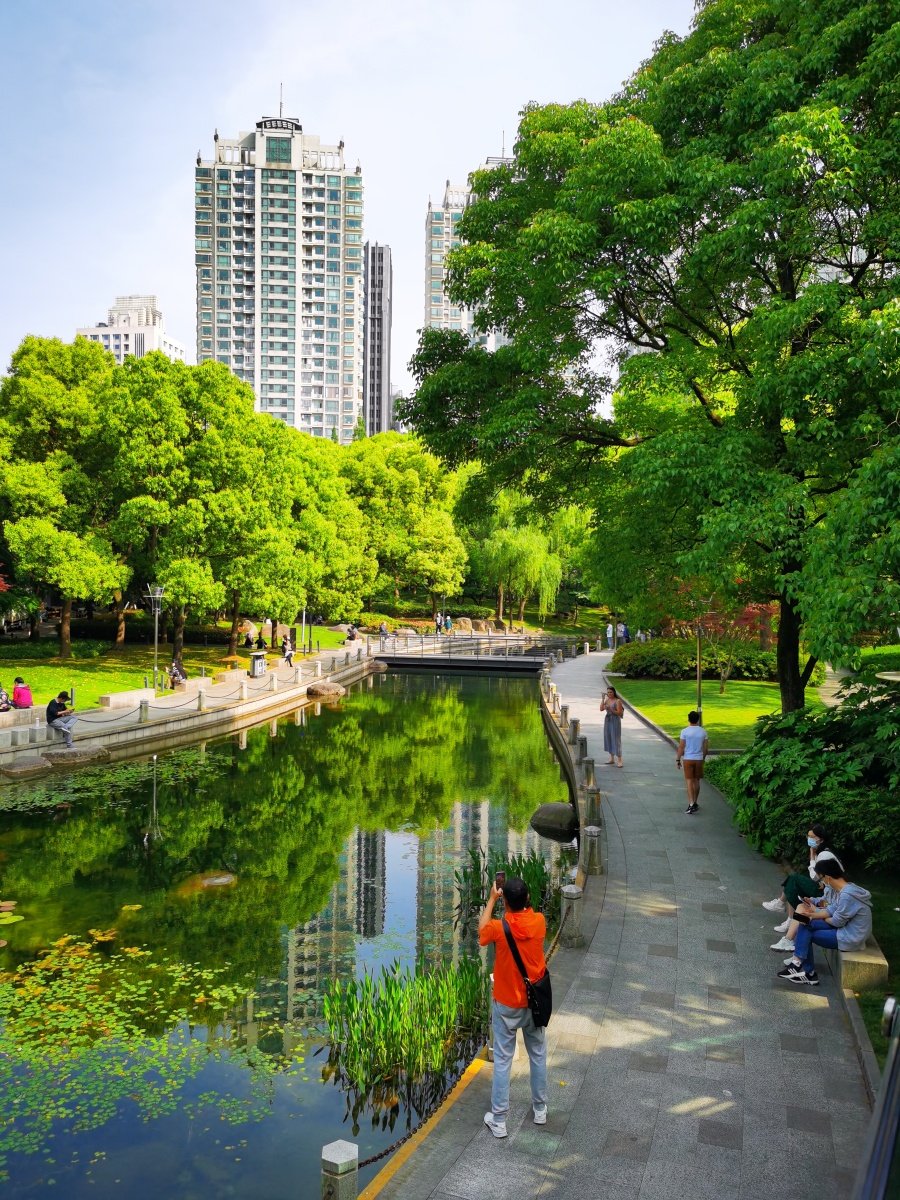 五一长假中的上海徐家汇公园