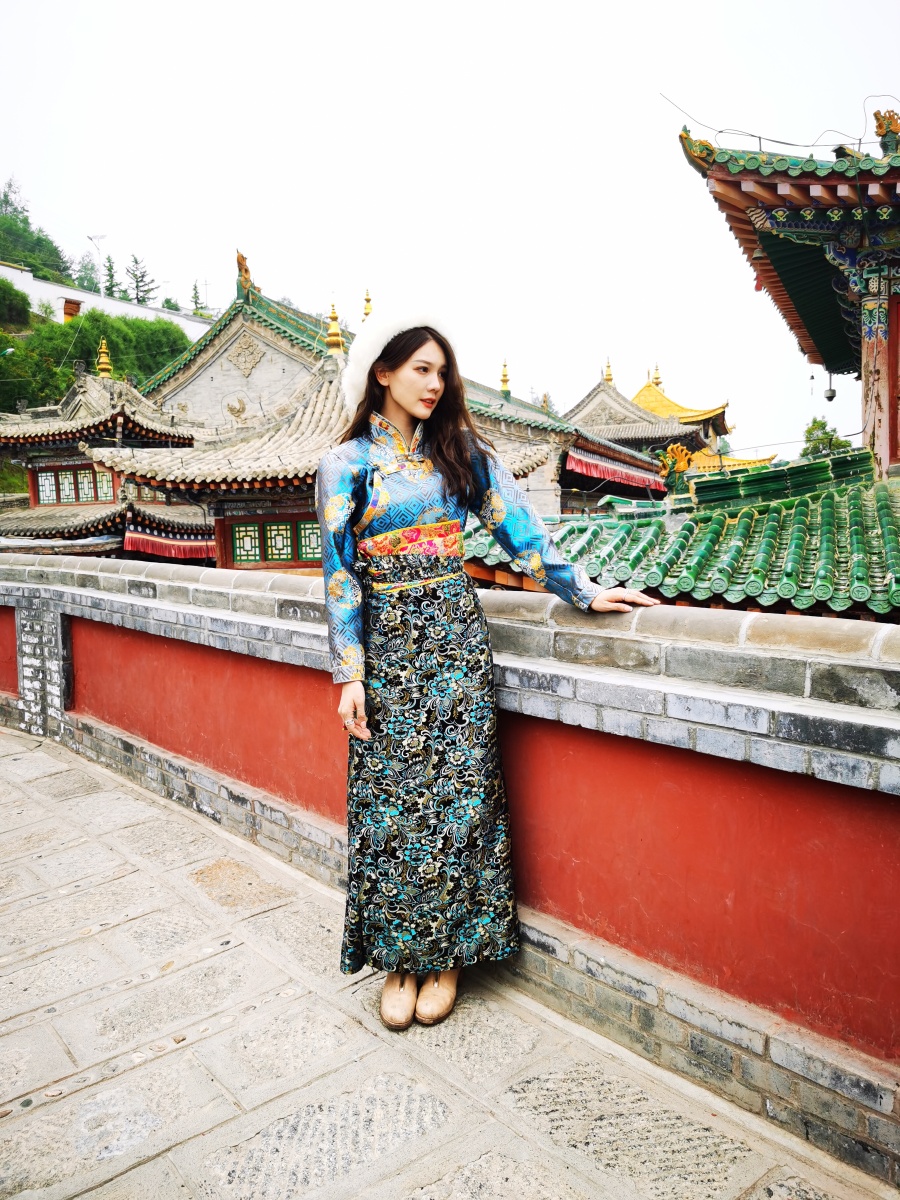 在塔尔寺偶遇藏族美女.