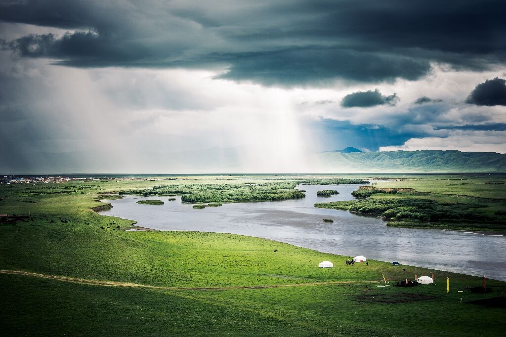 旅行总是美好的，脚下是傍水而居的牧民，远处是大雨倾盆的异景，手边放着烤的喷香的牦牛肉串，品着清冽微甜的自酿青稞酒，这种日子符合了我对旅行所有的想象。