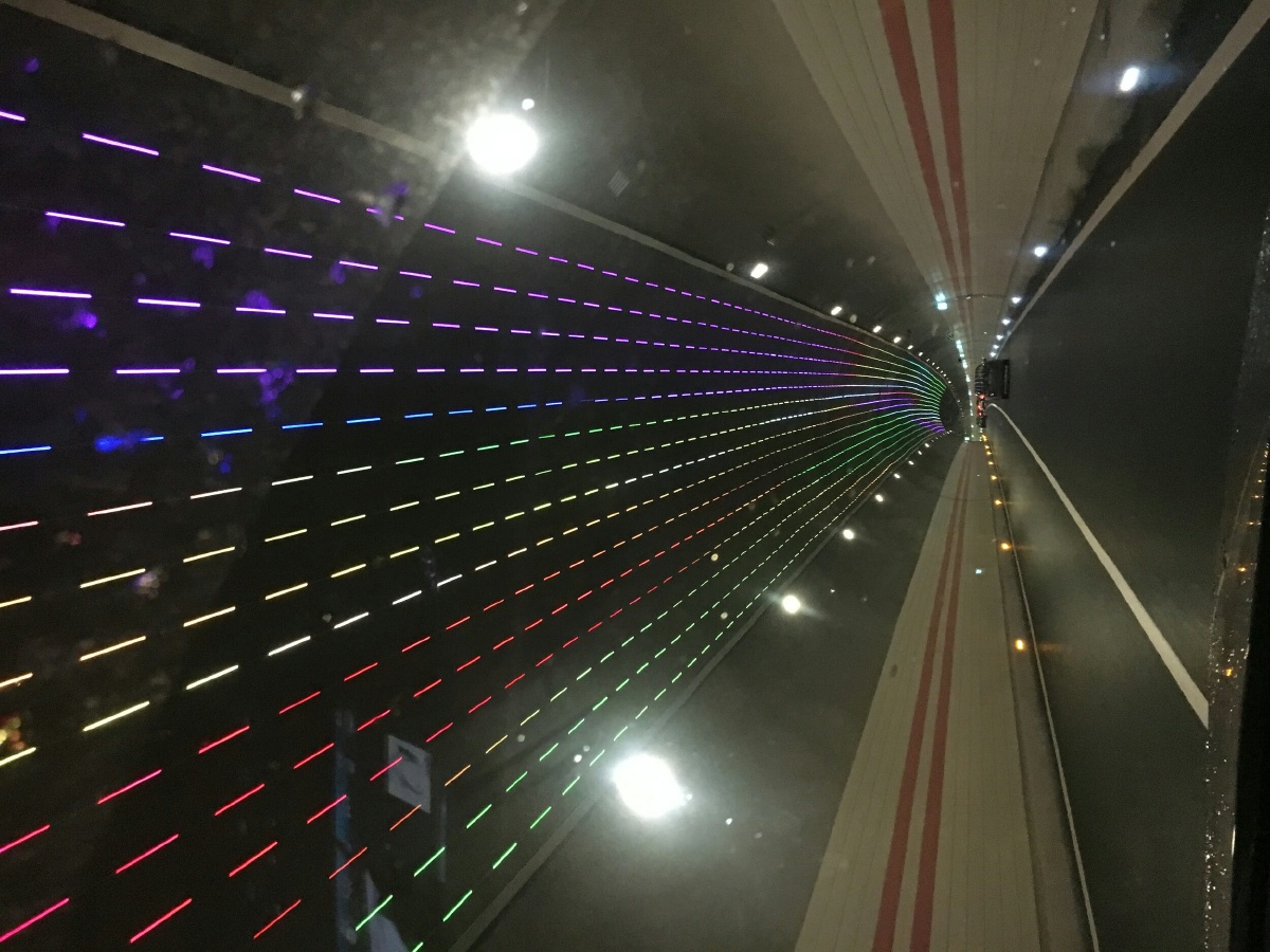 雅康高速隧道灯光.