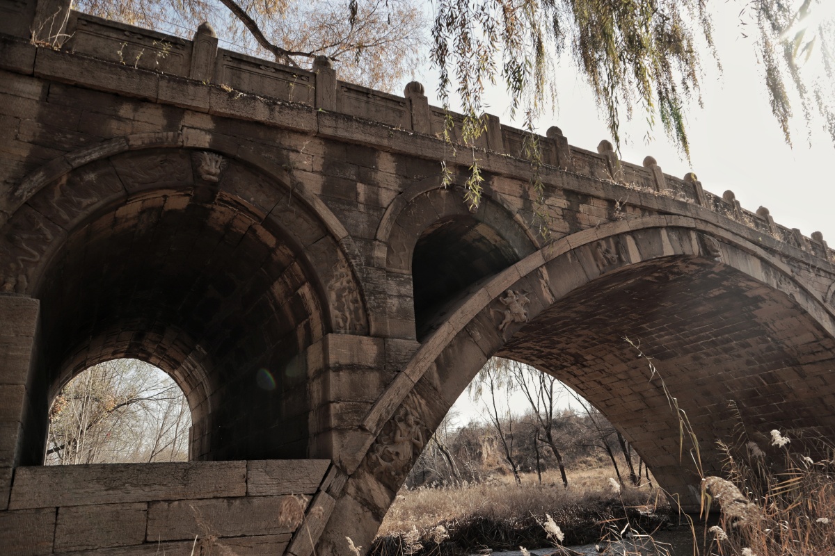 桥长93米,宽8米,其栏杆,望柱顶,4个券孔边框和券眉均有造型精美的石刻