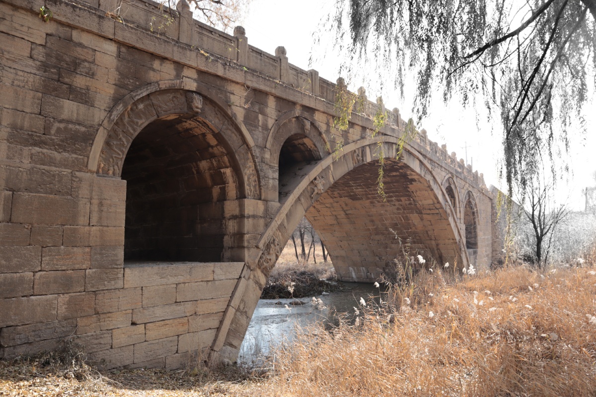 桥长93米,宽8米,其栏杆,望柱顶,4个券孔边框和券眉均有造型精美的石刻