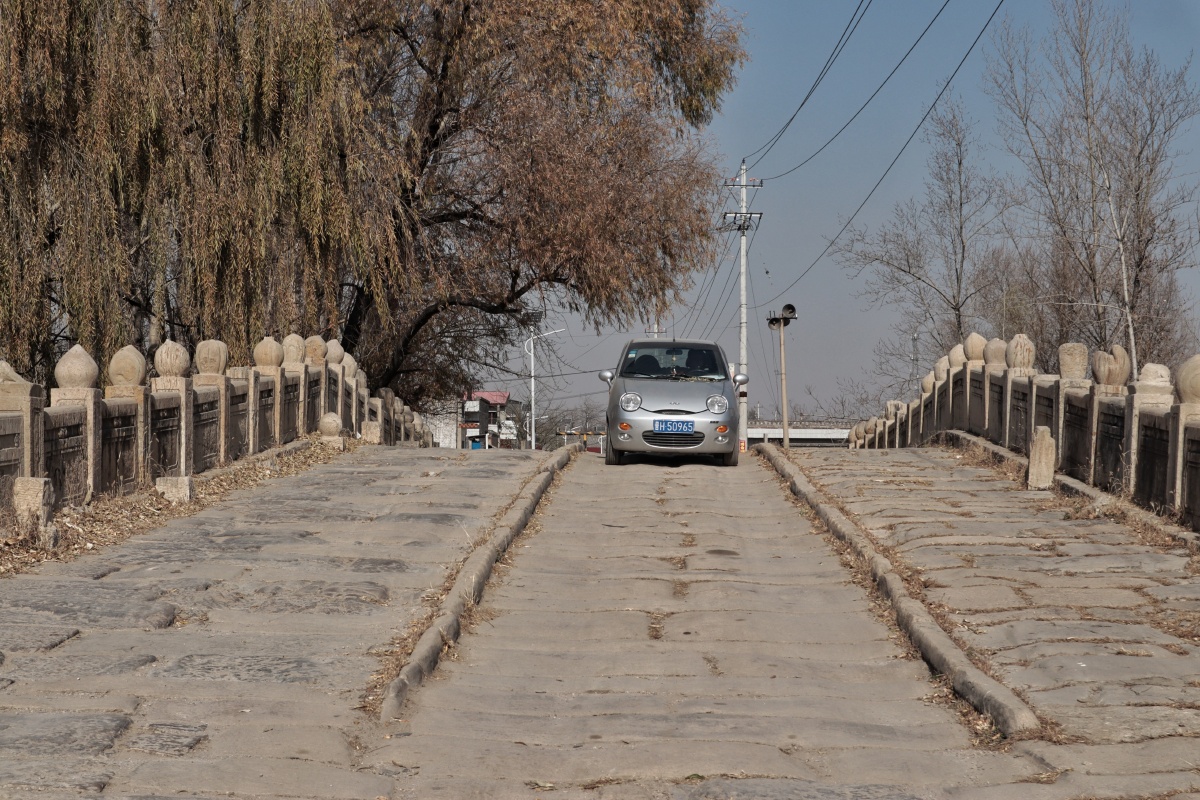 在山西省原平市崞阳镇存有一座800多年前的古石拱桥——普济桥.