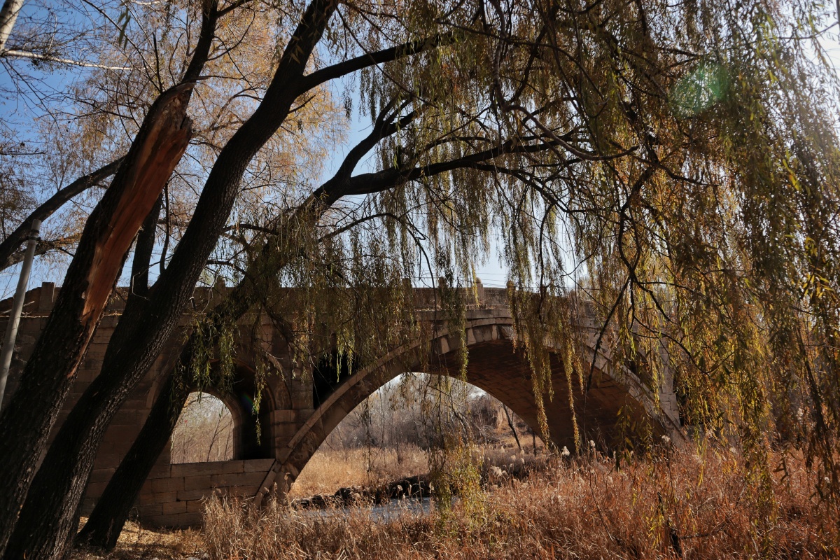 在山西省原平市崞阳镇存有一座800多年前的古石拱桥——普济桥.
