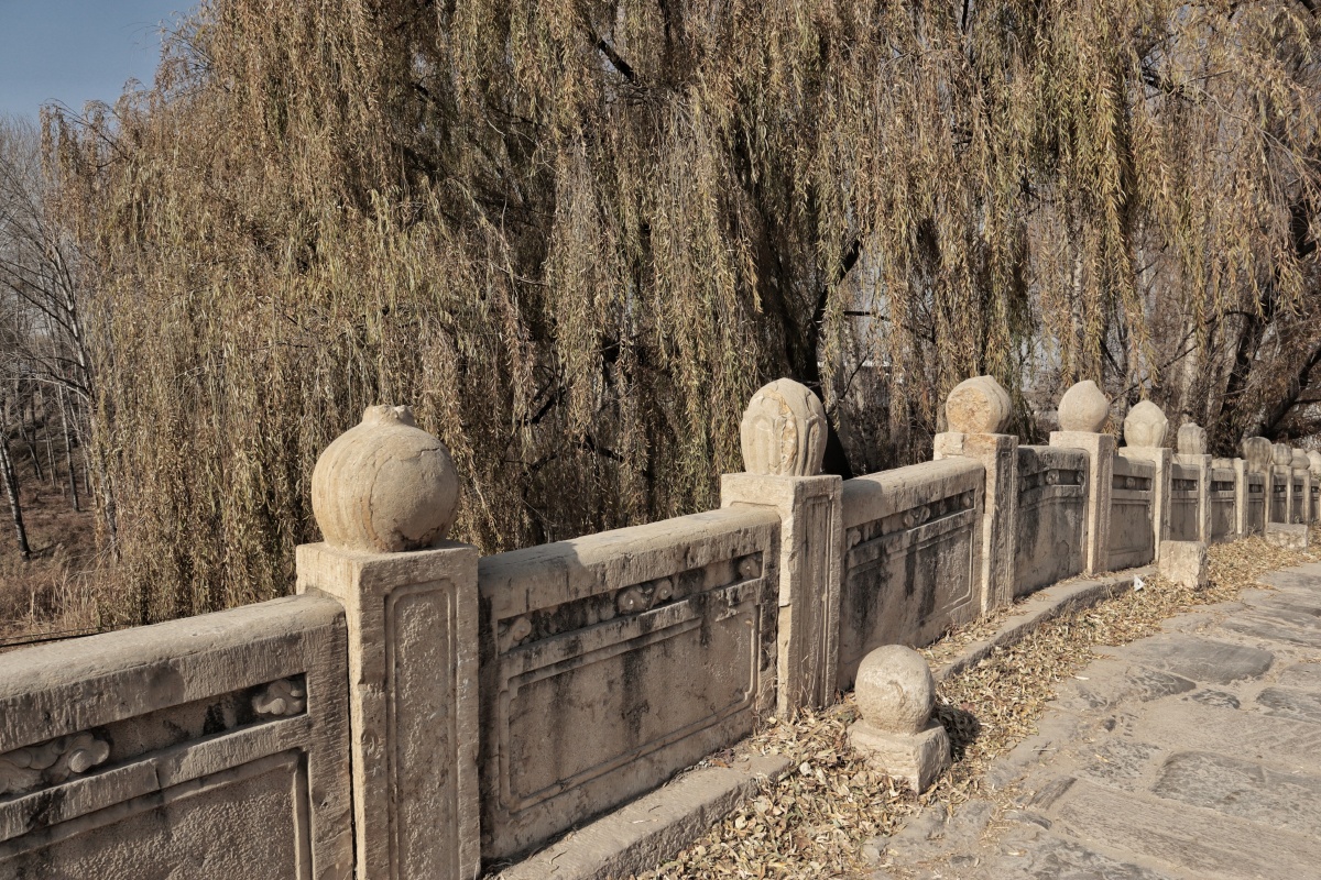 在山西省原平市崞阳镇存有一座800多年前的古石拱桥——普济桥.