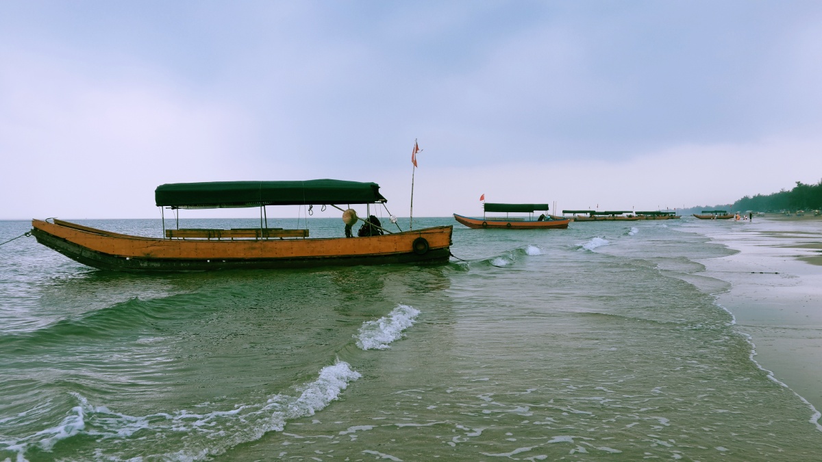 "船 海里驶的船 驶过来 看向日落的方向"