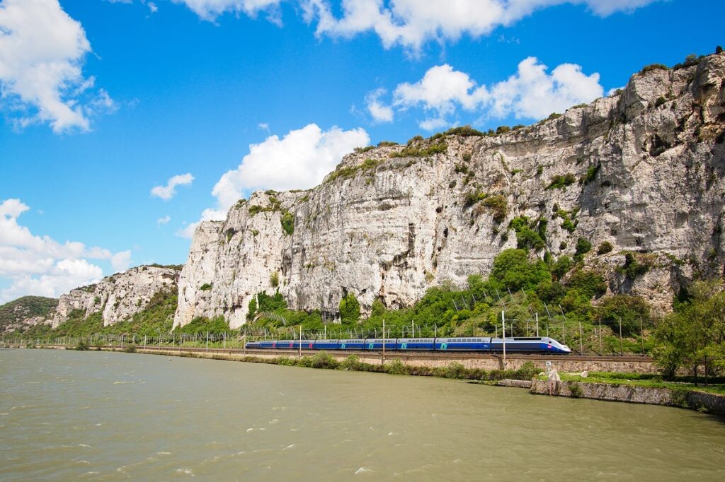 Donzère<br />
一列TGV驶过罗纳河谷旁的栋泽尔峭壁。