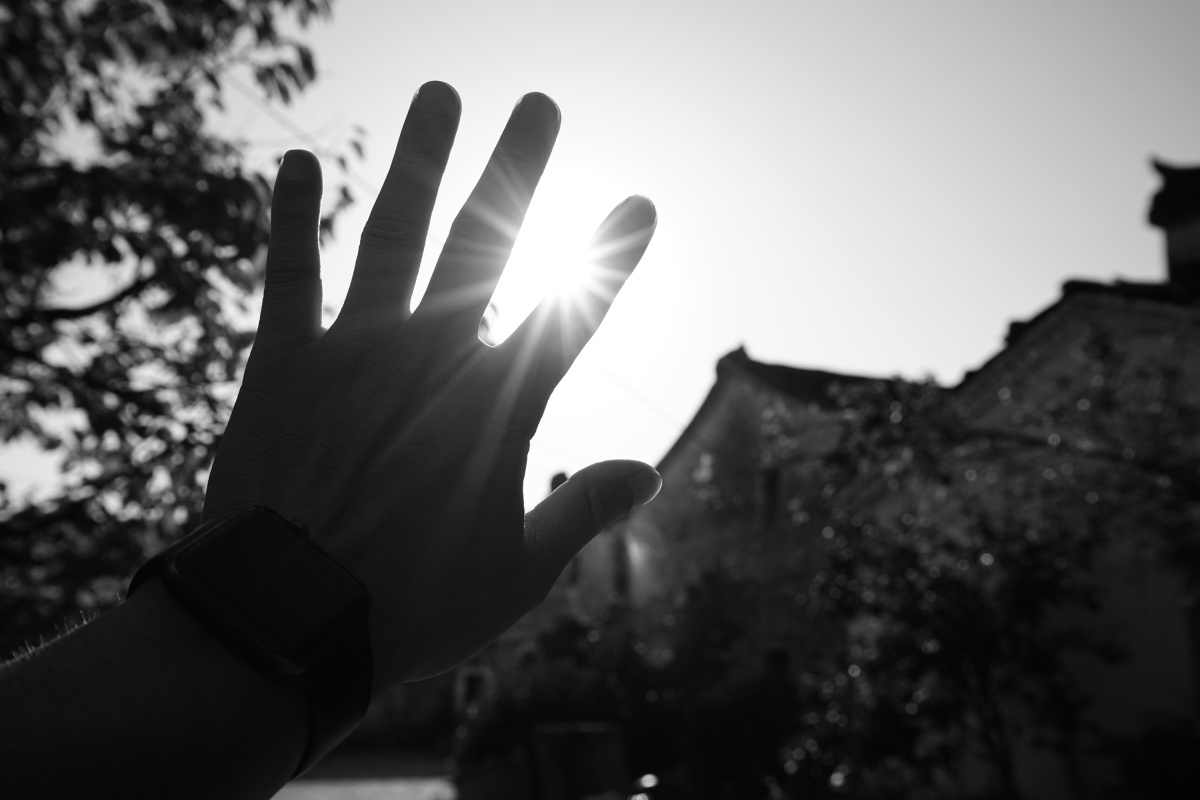 刺眼且温暖的光