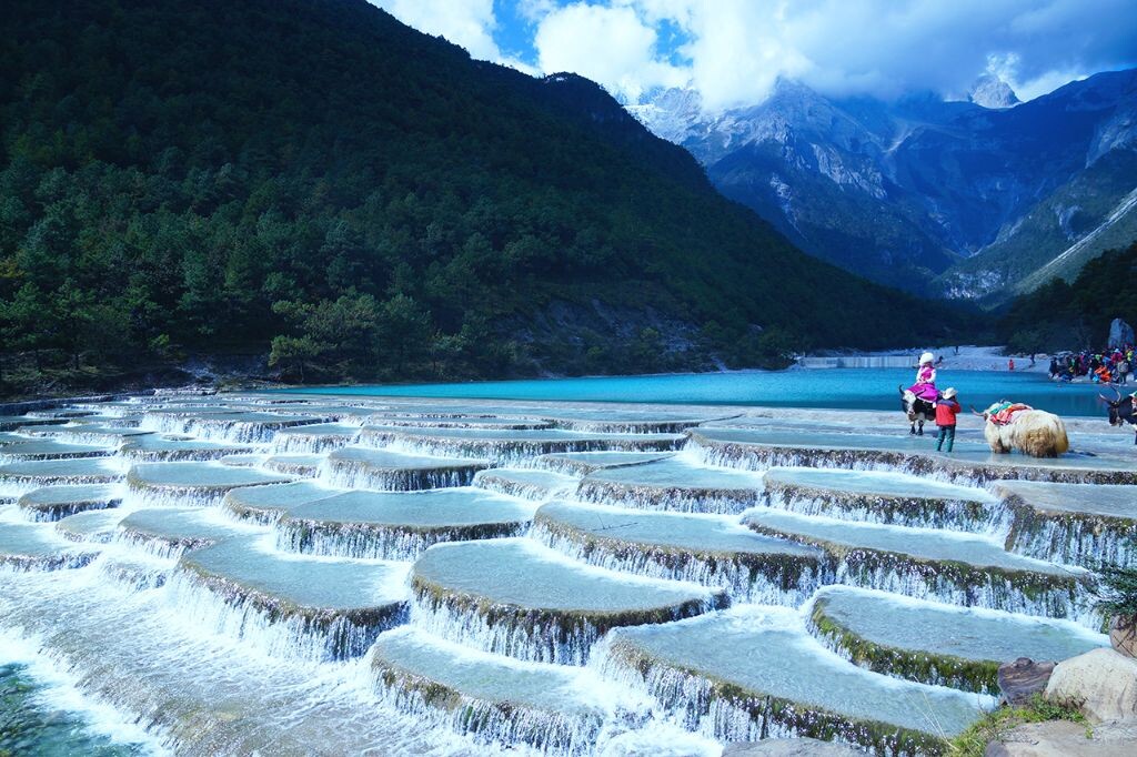 彩云之南<br />
丽江最美的风景之一——蓝月谷，水中仿佛洒了硫酸铜一般的感觉，哈哈