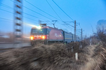 4436873