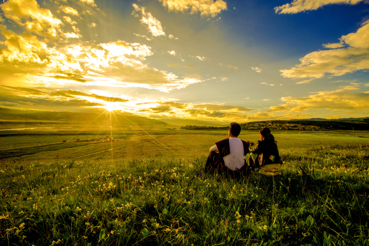 《醉美的邂逅》,阿坝 尼姑寺前,野花遍地,夕阳西下,最美邂逅