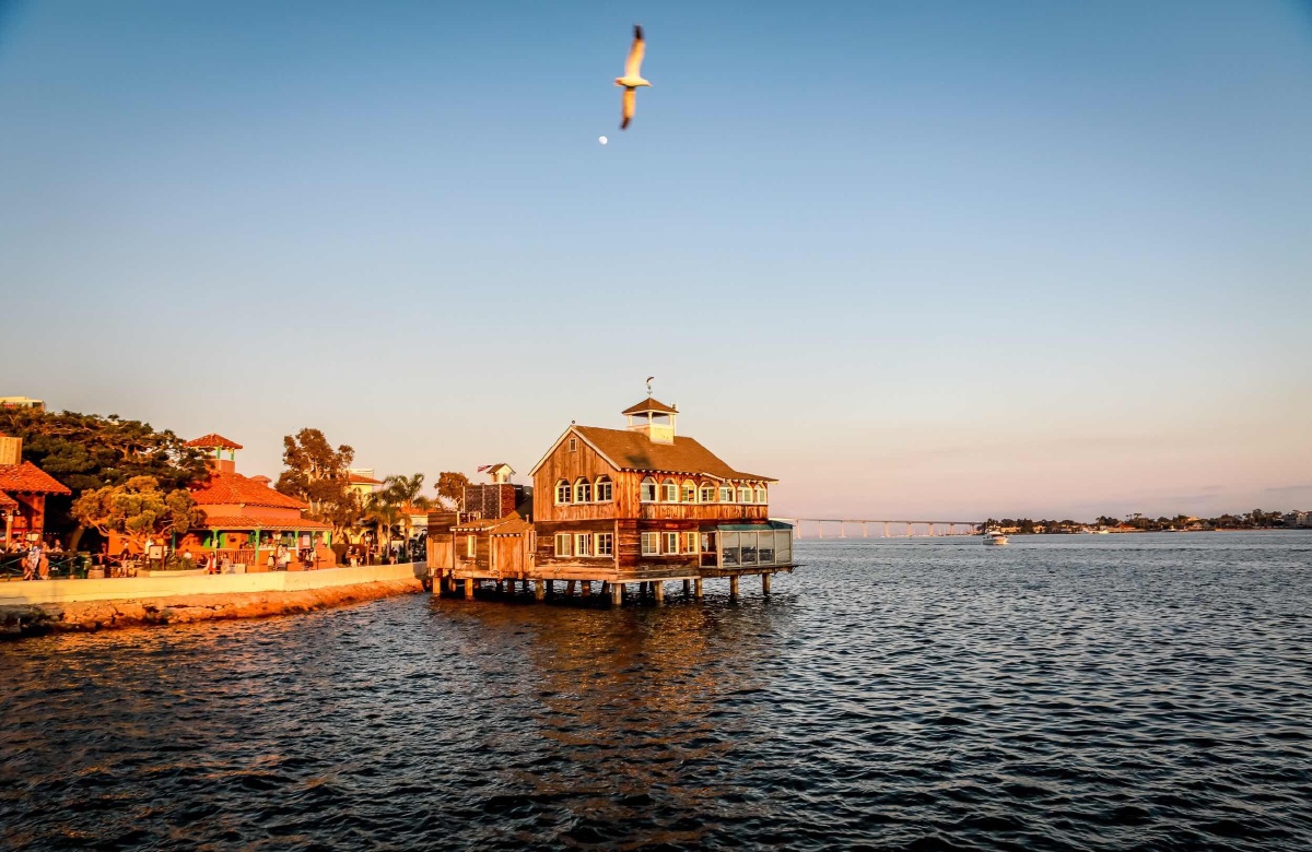 行摄于圣地亚哥,当天傍晚走在港口海边拍摄了这个漂亮的小屋