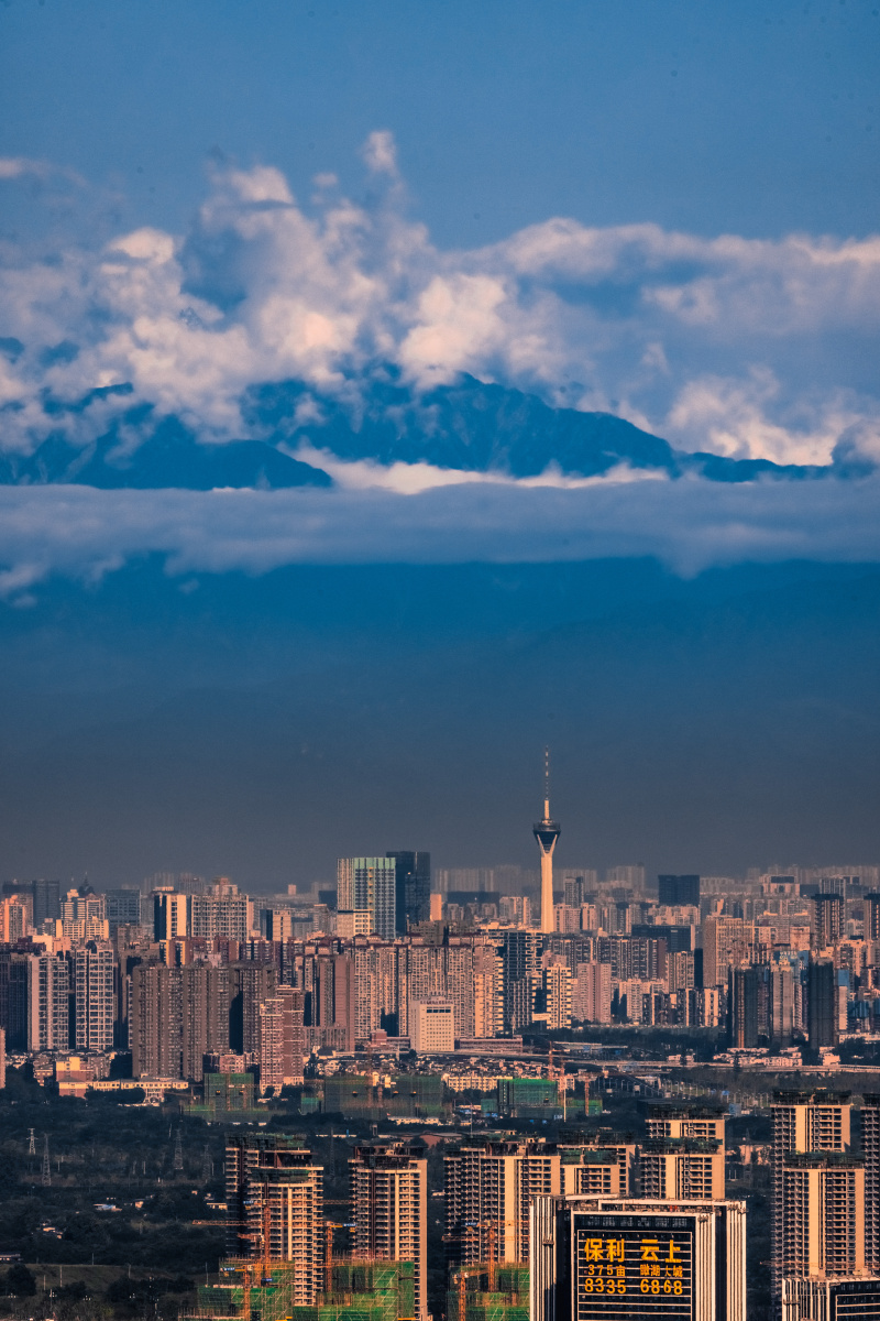 成都雪山下的公园城市中秋快乐