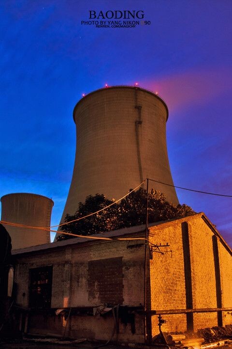 暮色中的热电厂冷却塔<br />
远处看很壮观，走进了反倒拍不了全貌