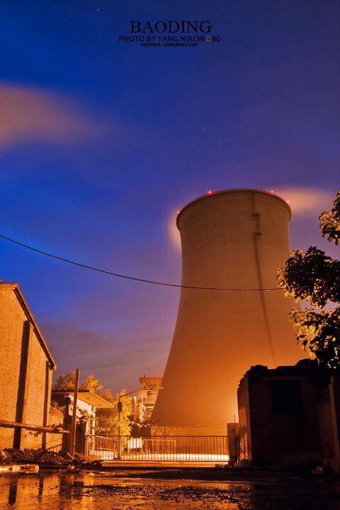 暮色中的热电厂冷却塔2<br />
远处看很壮观，走进了反倒拍不了全貌