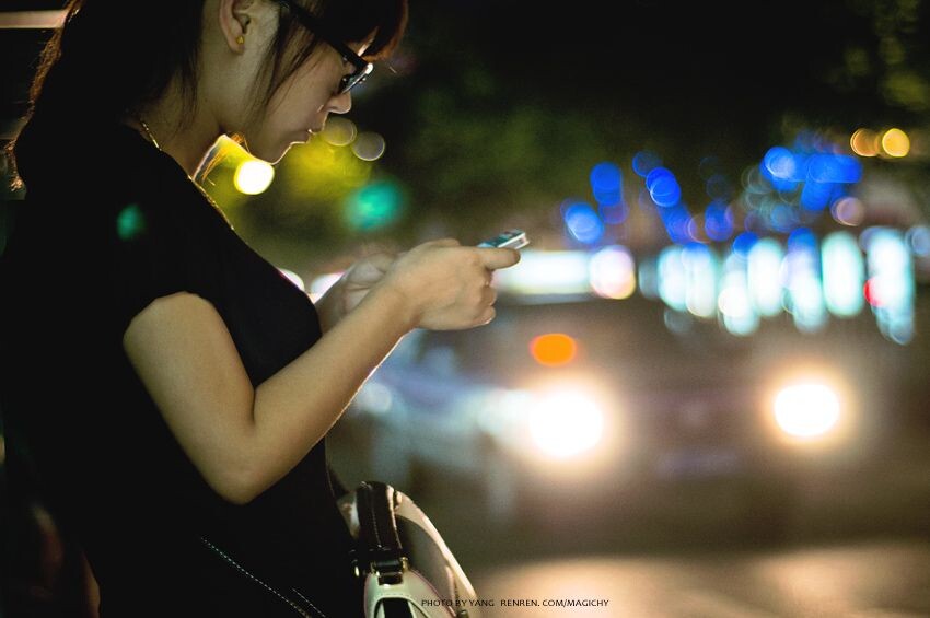 等车的妹纸<br />
