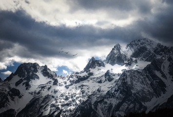 光照雪山