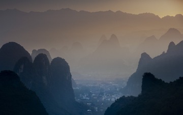 峰林初晨