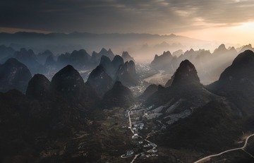峰林微光