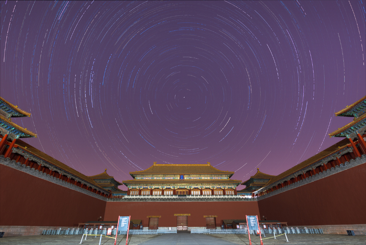 紫微垣(即北极星)位于中天,乃天帝所居,天人对应,是以皇帝的居所又称