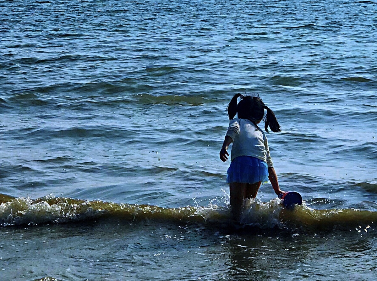 海边汲水的小姑娘