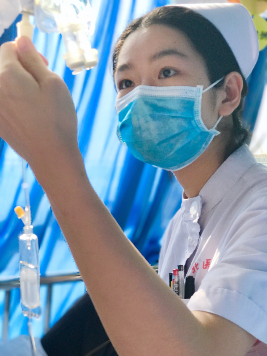 爸爸住院时,给来输液的护士拍的