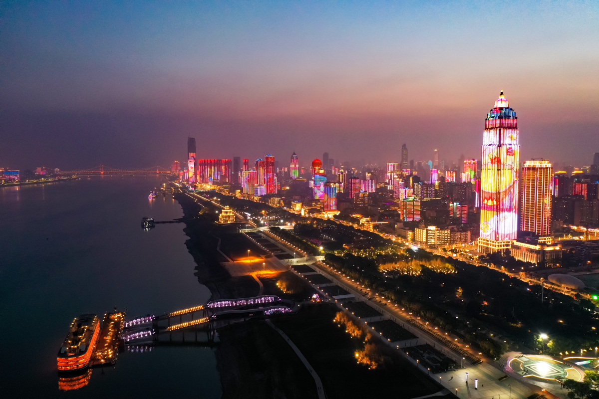 2021年春节武汉长江灯光秀